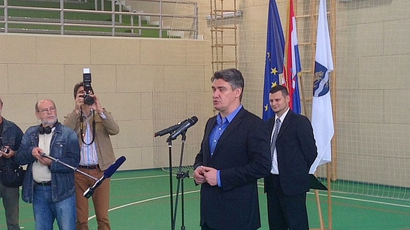 Predsjednik Vlade Milanović osnovnoškolcima „Đure Pilara“: Uživajte i budite sretni u novoj dvorani! 